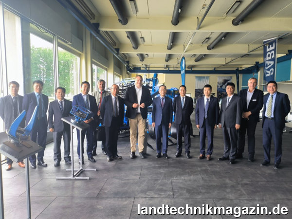 lLeo Wang, Geschäftsführer Rabe Agrartechnik und Timo Natemeyer, Bürgermeister Bad Essen empfingen  Vertreter des Zoomlion Konzerns aus China.